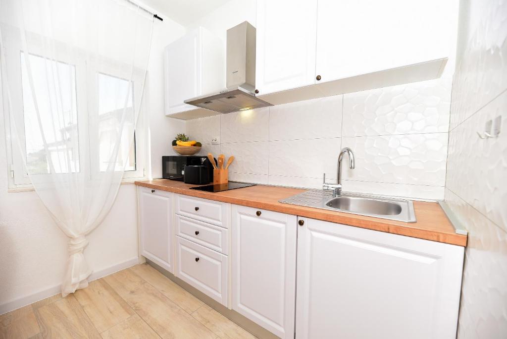 Kuchyňa alebo kuchynka v ubytovaní Apartman u atraktivnoj kuci u nizu s garazom