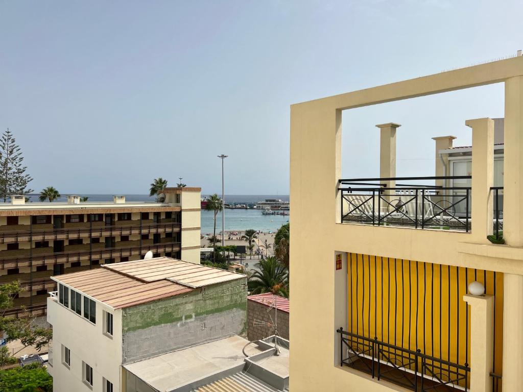 ロス・クリスティアーノスにあるLa Gavota Apartmentの建物のバルコニーからの眺め