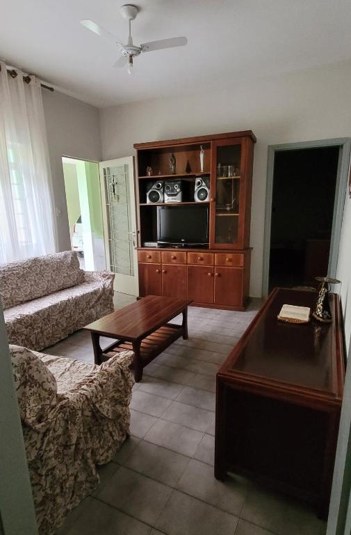 a living room with a couch and a coffee table at Aconchego Sagrada Face in Aparecida