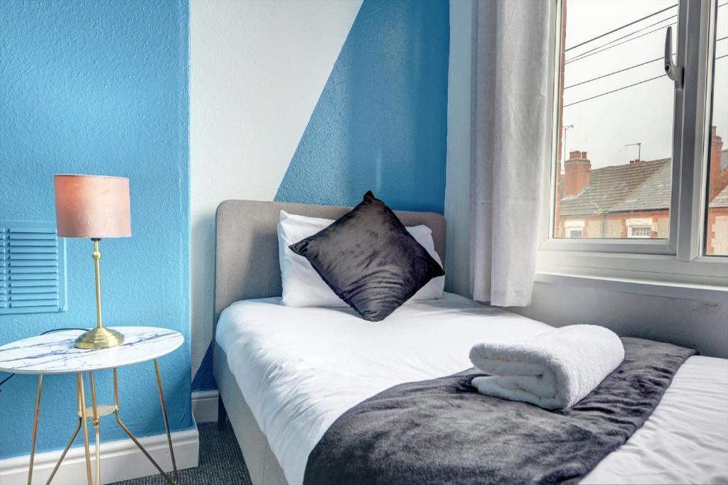 Cheerful 2 Bedroom Home, Sleeps 5 Guest Comfy, 1x Double Bed, 3x Single Beds, Free Parking, Free WiFi, Suitable For Business, Leisure Guest,Coventry, Midlands