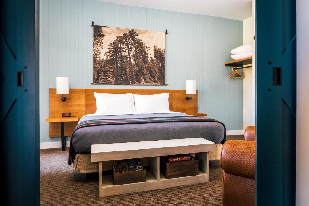 Postel nebo postele na pokoji v ubytování Rush Creek Lodge at Yosemite