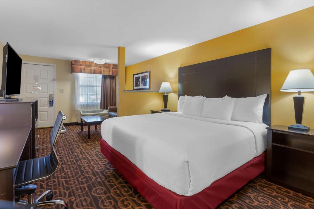 a large white bed in a hotel room at Best Western Benton Inn in Benton