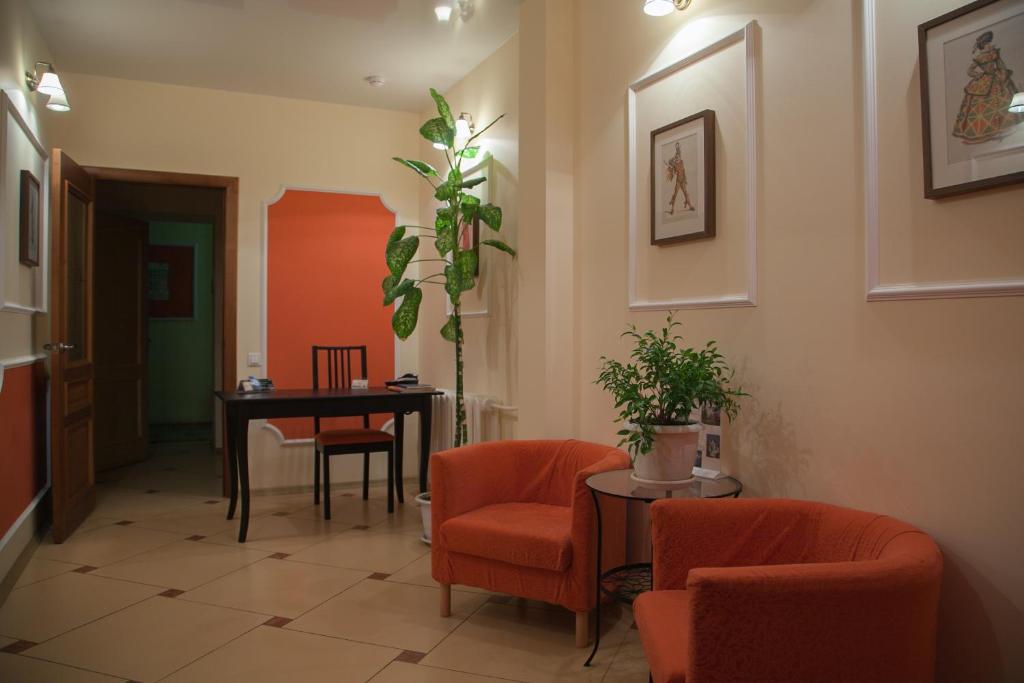 サマラにあるLivadiya Innの椅子、テーブル、テーブルが備わる待合室