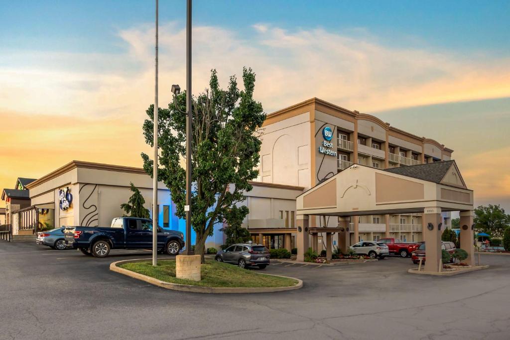 un hotel con coches estacionados en un estacionamiento en Best Western St Louis Kirkwood Route 66, en Saint Louis