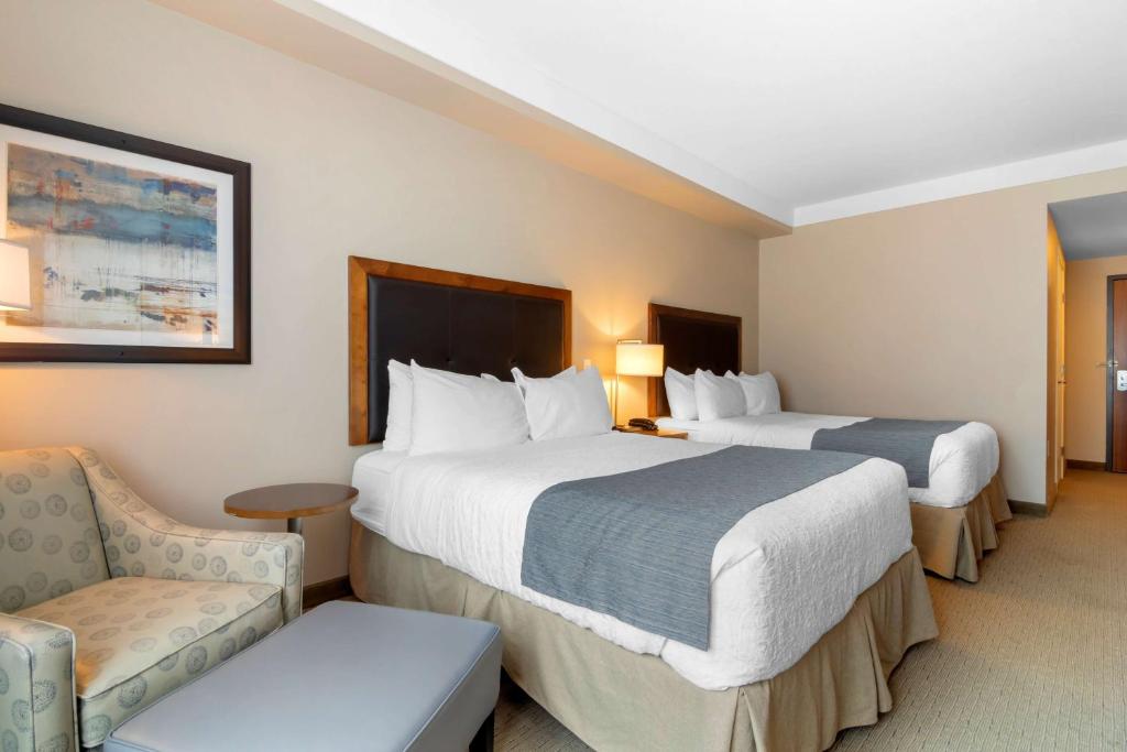 Postel nebo postele na pokoji v ubytování Best Western Plus Revelstoke
