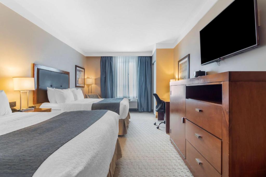 Postel nebo postele na pokoji v ubytování Best Western Plus Revelstoke