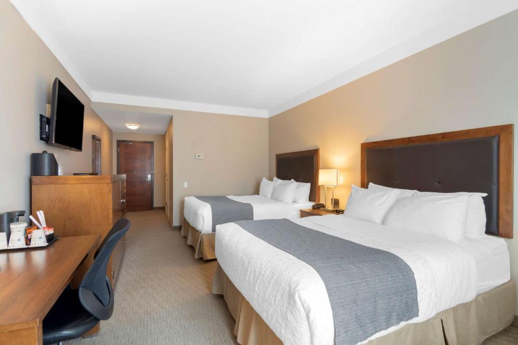 Postel nebo postele na pokoji v ubytování Best Western Plus Revelstoke