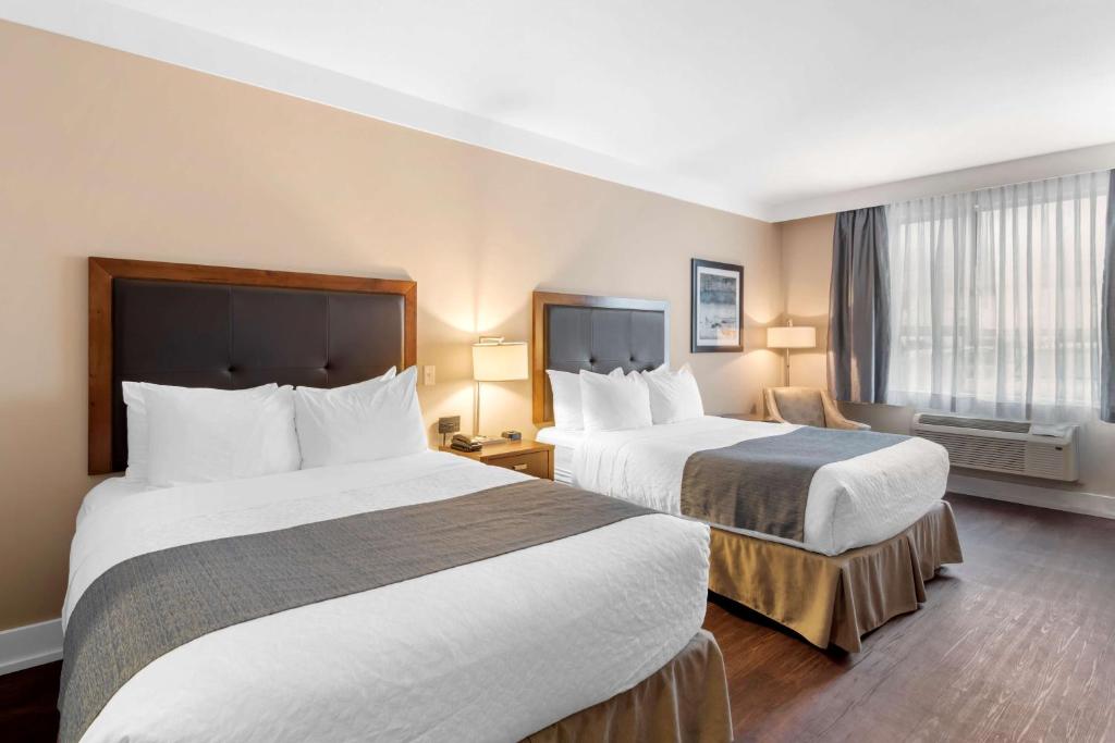 Postel nebo postele na pokoji v ubytování Best Western Plus Revelstoke