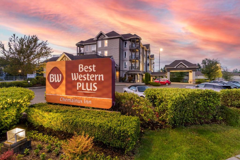 un panneau indiquant le meilleur ouest plus devant un bâtiment dans l'établissement Best Western PLUS Chemainus Inn, à Chemainus