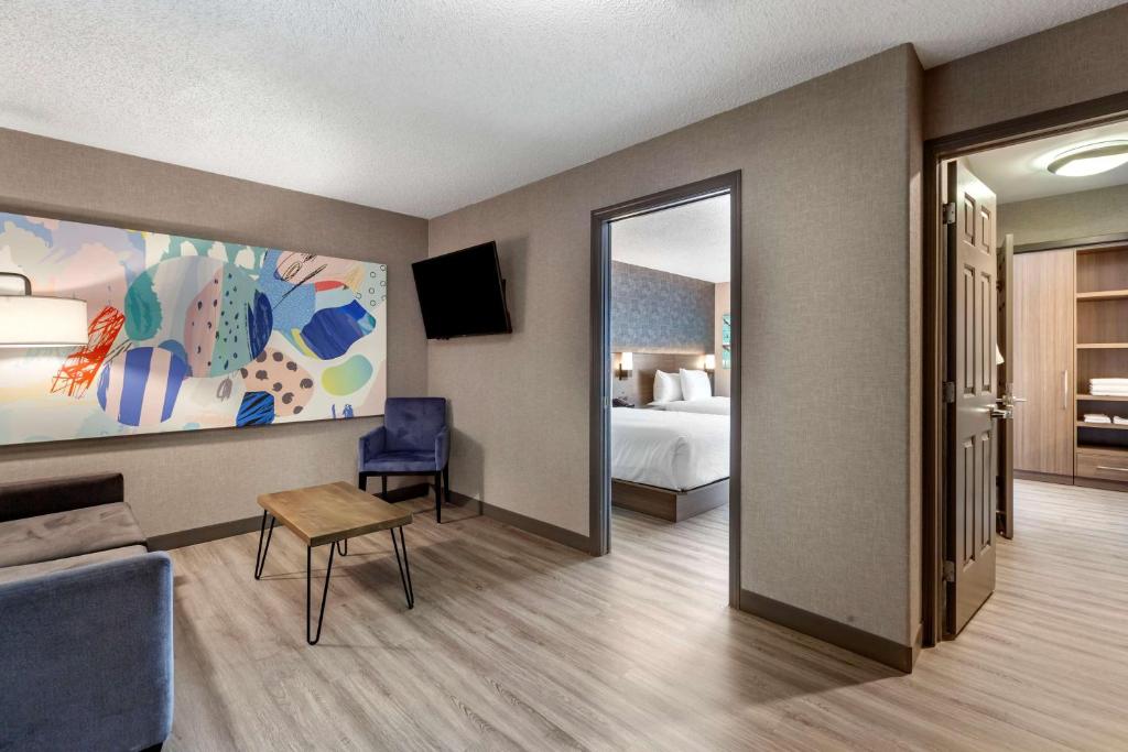 Postel nebo postele na pokoji v ubytování Best Western Plus West Edmonton