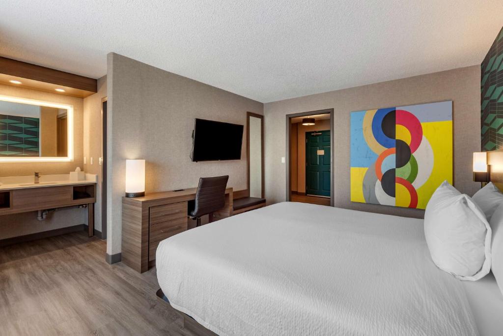 Postel nebo postele na pokoji v ubytování Best Western Plus West Edmonton