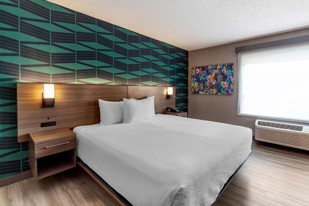 Postel nebo postele na pokoji v ubytování Best Western Plus West Edmonton