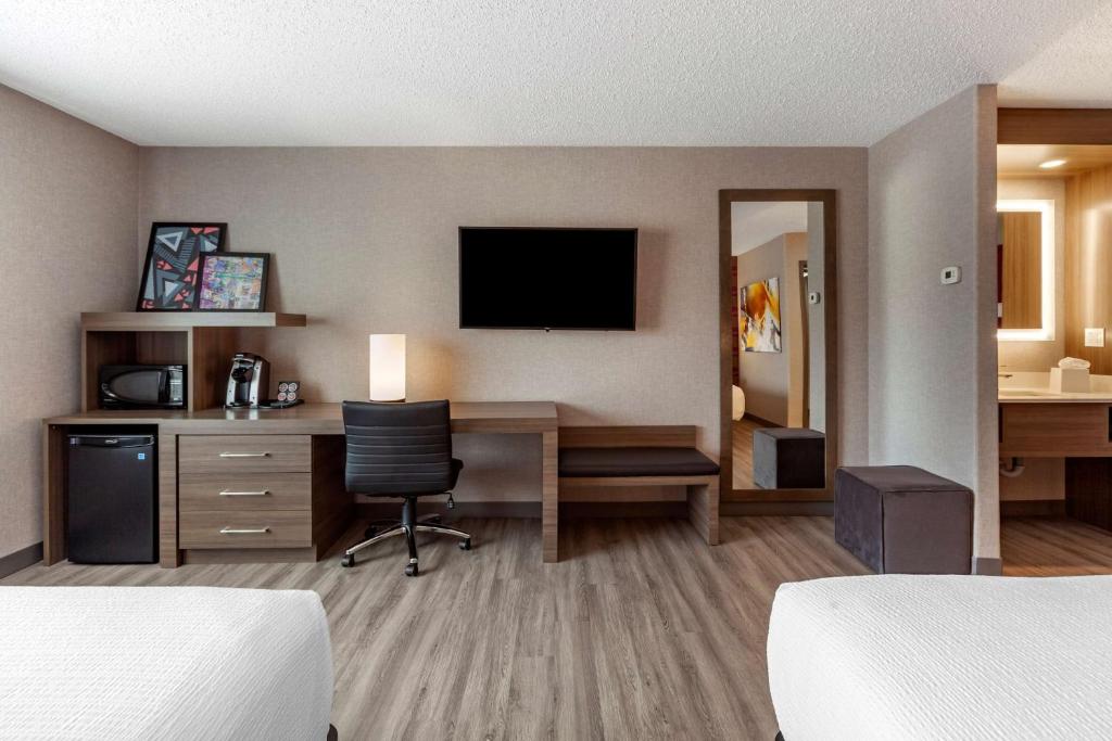 TV a/nebo společenská místnost v ubytování Best Western Plus West Edmonton