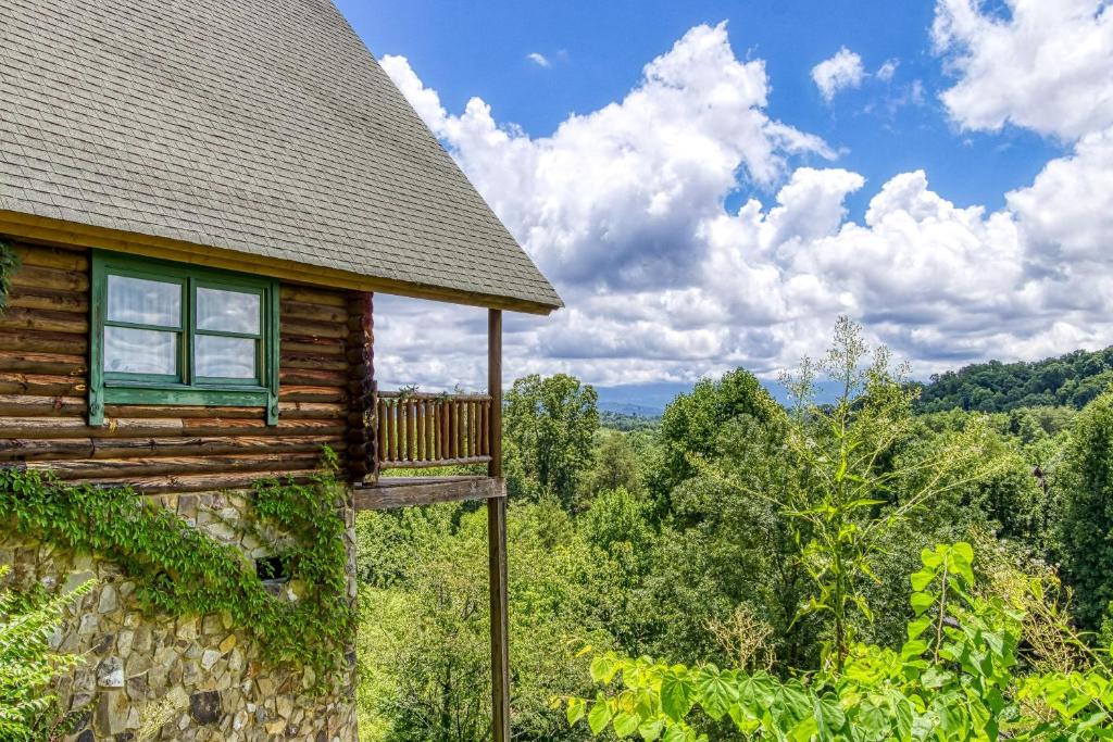 eine Hütte im Wald mit Balkon in der Unterkunft Alone At Last-Get 951 worth of FREE area attraction tickets for each paid day!!! in Pigeon Forge