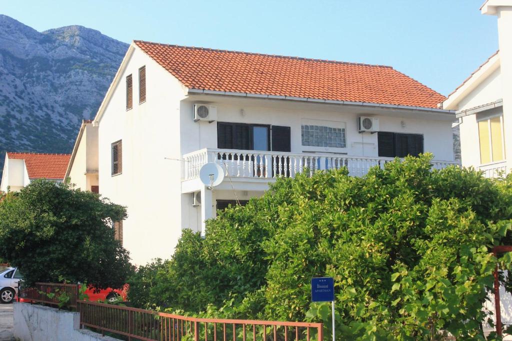une maison blanche avec un toit orange dans l'établissement Apartment Orebic 4546c, à Orebić