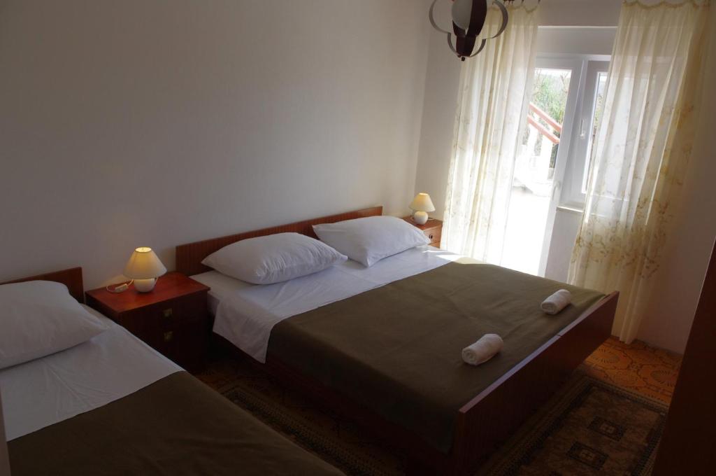Postel nebo postele na pokoji v ubytování Family friendly seaside apartments Vlasici, Pag - 4319