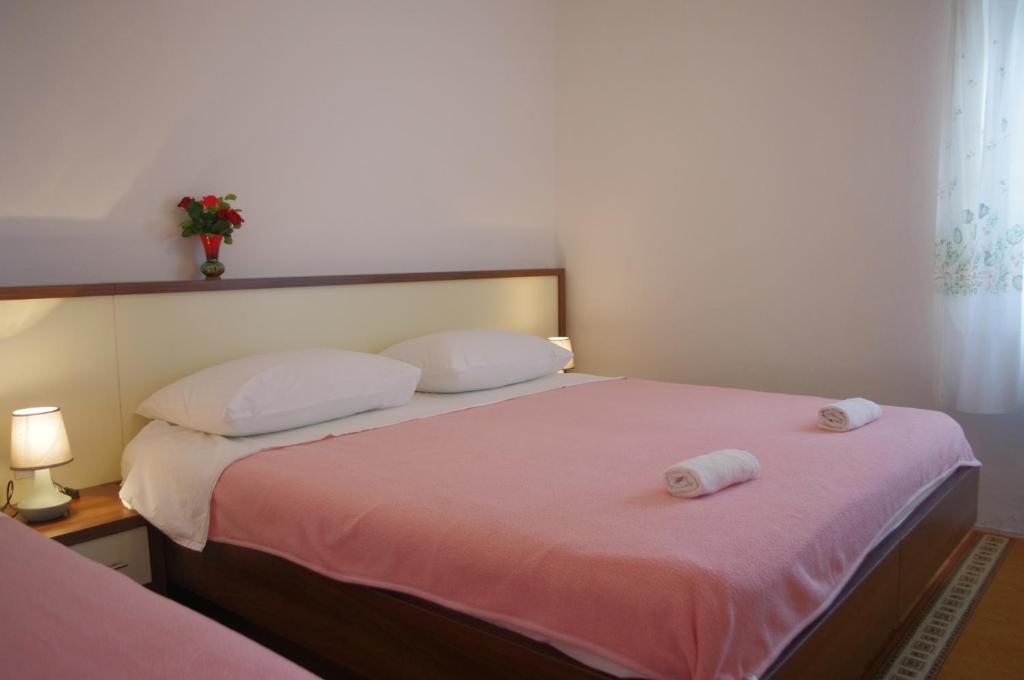 Postel nebo postele na pokoji v ubytování Family friendly seaside apartments Vlasici, Pag - 4319