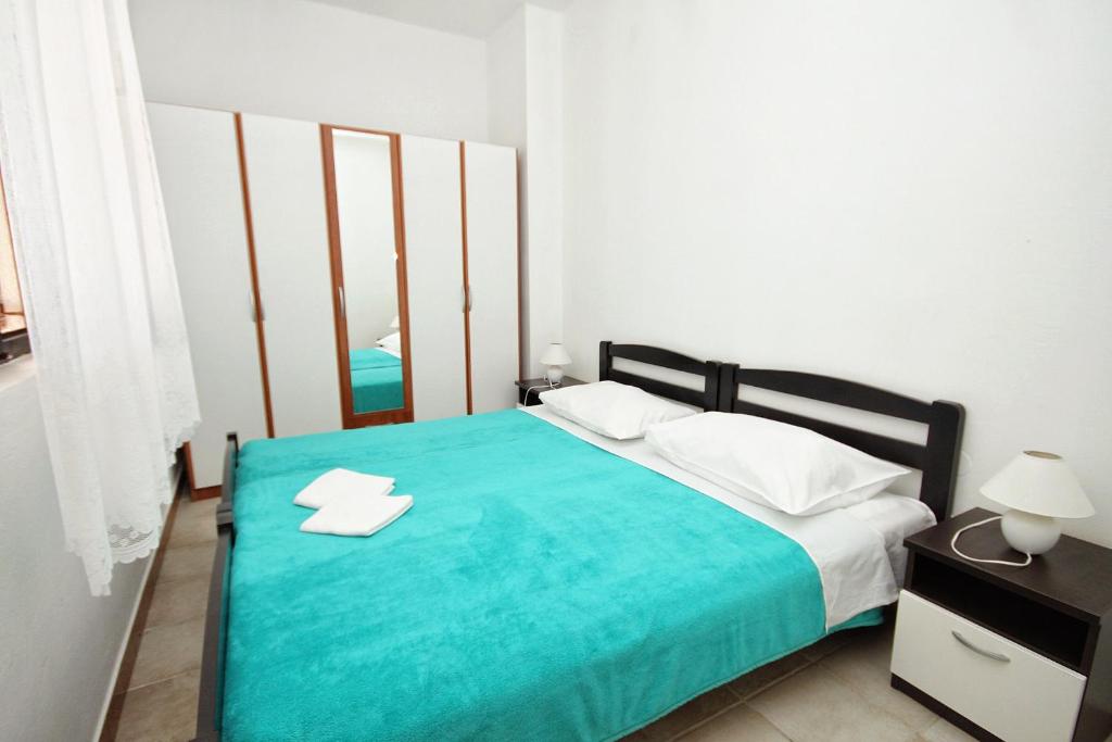 Postel nebo postele na pokoji v ubytování Family friendly seaside apartments Vlasici, Pag - 4319