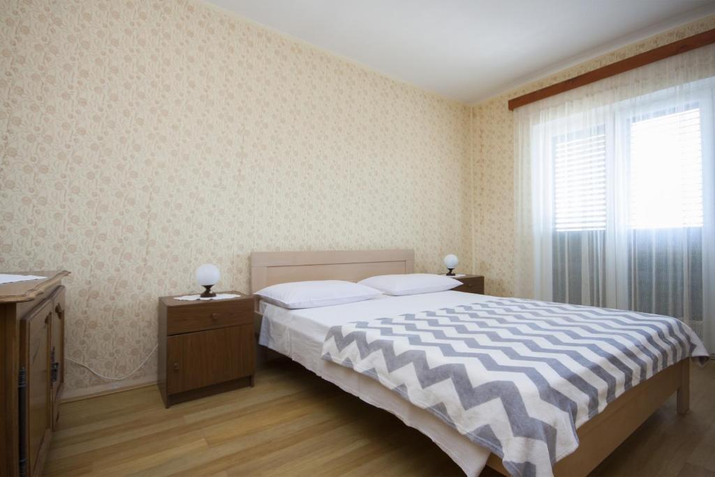 Posteľ alebo postele v izbe v ubytovaní Apartments by the sea Brodarica, Sibenik - 5736