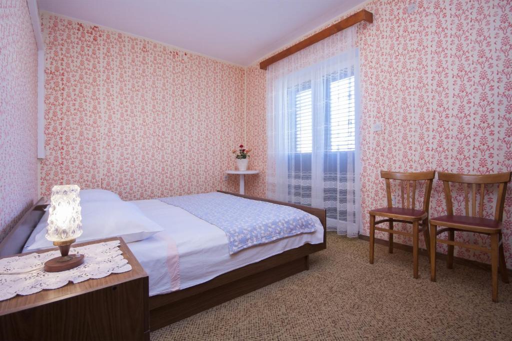 Posteľ alebo postele v izbe v ubytovaní Apartments by the sea Brodarica, Sibenik - 5736