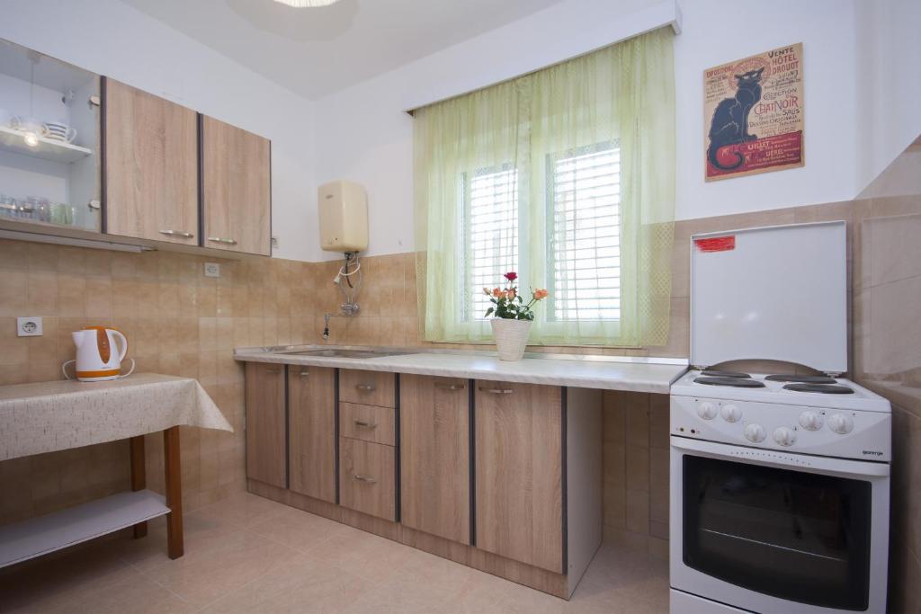 Kuchyňa alebo kuchynka v ubytovaní Apartments by the sea Brodarica, Sibenik - 5736