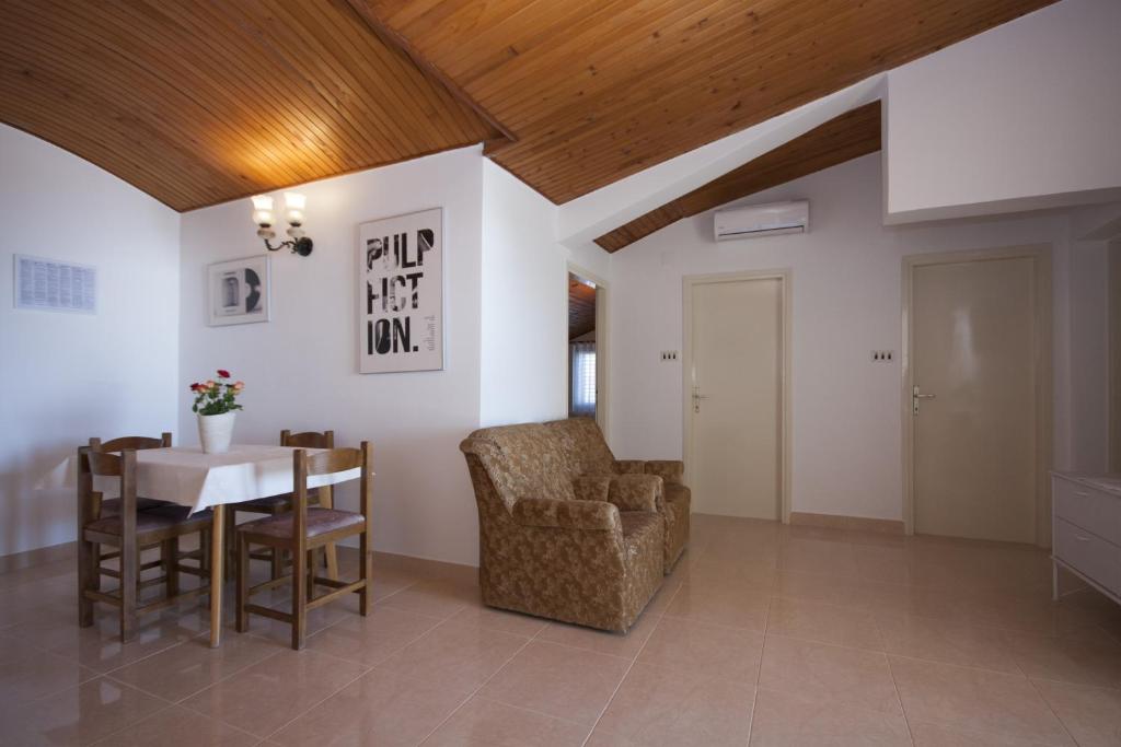 Posedenie v ubytovaní Apartments by the sea Brodarica, Sibenik - 5736