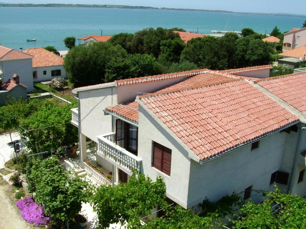 z powietrza widok na dom z czerwonymi dachami w obiekcie Apartments by the sea Vrsi - Mulo, Zadar - 5791 w mieście Vrsi