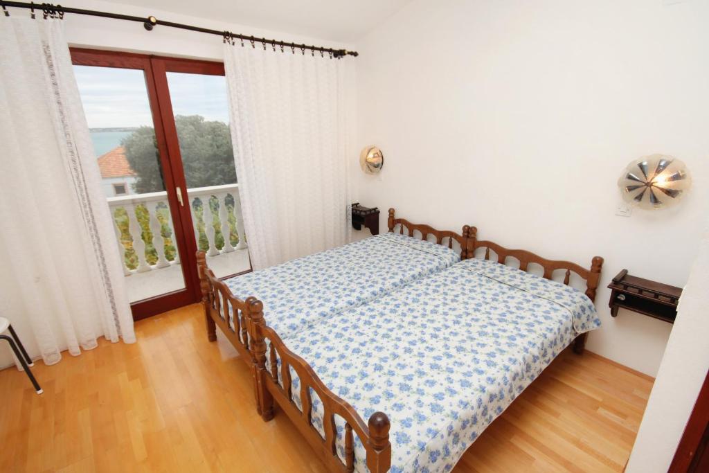 Łóżko lub łóżka w pokoju w obiekcie Apartments by the sea Vrsi - Mulo, Zadar - 5791