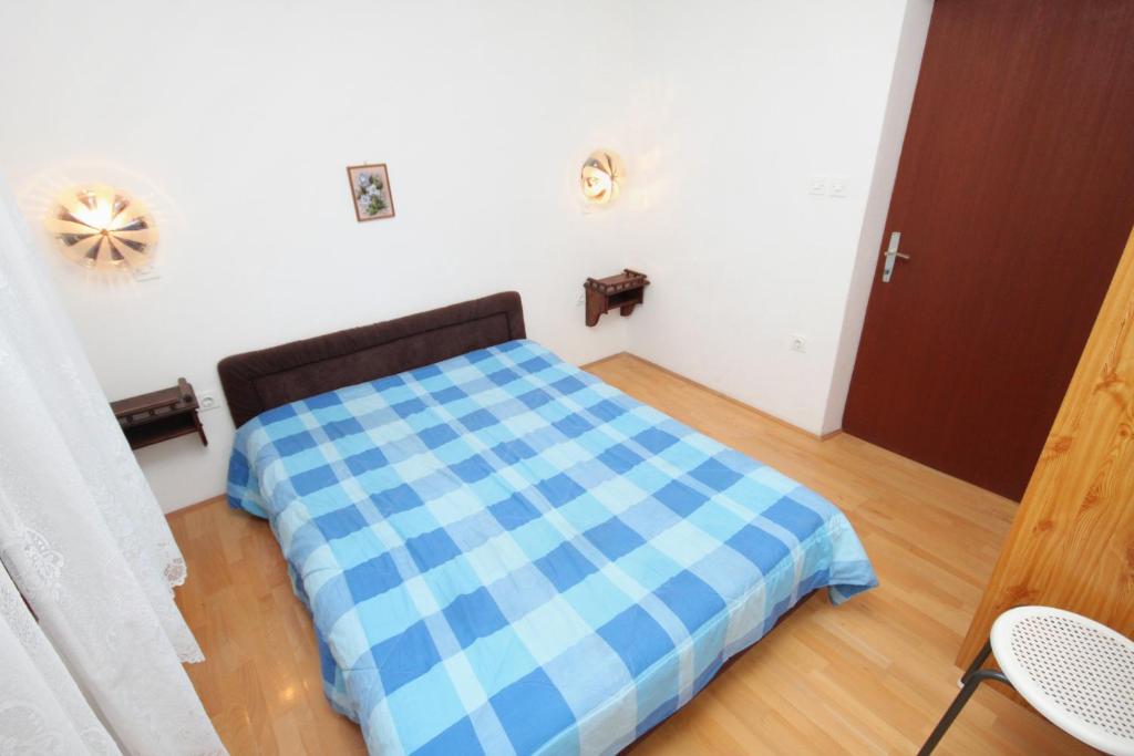 Łóżko lub łóżka w pokoju w obiekcie Apartments by the sea Vrsi - Mulo, Zadar - 5791
