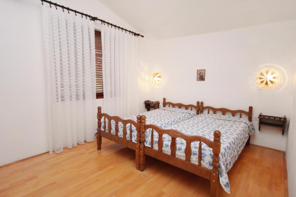 Łóżko lub łóżka w pokoju w obiekcie Apartments by the sea Vrsi - Mulo, Zadar - 5791