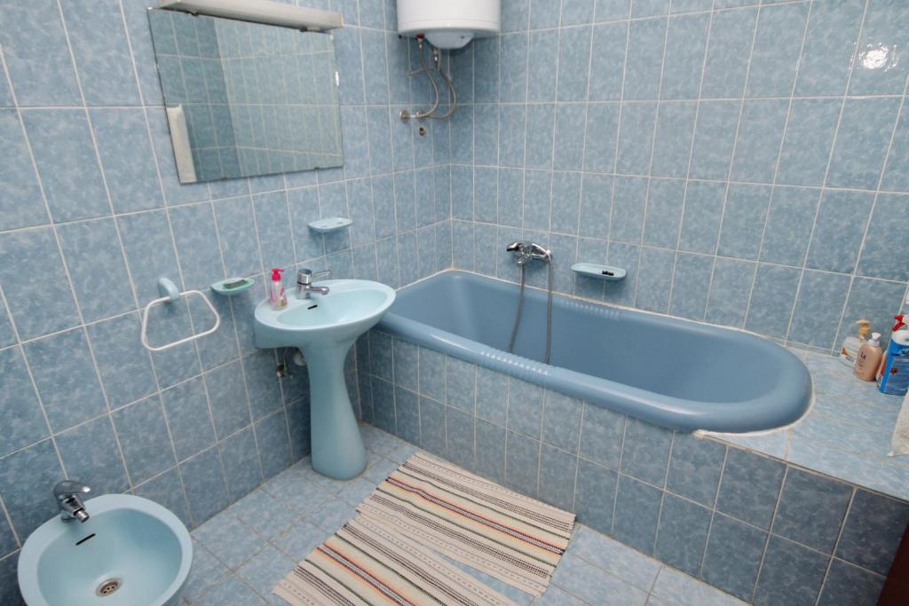 łazienka z wanną, umywalką i toaletą w obiekcie Apartments by the sea Vrsi - Mulo, Zadar - 5791 w mieście Vrsi