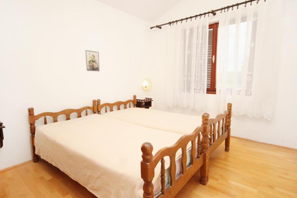 Łóżko lub łóżka w pokoju w obiekcie Apartments by the sea Vrsi - Mulo, Zadar - 5791