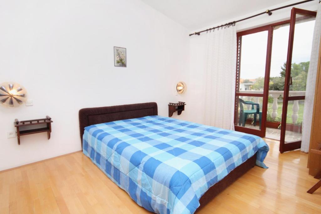 Łóżko lub łóżka w pokoju w obiekcie Apartments by the sea Vrsi - Mulo, Zadar - 5791