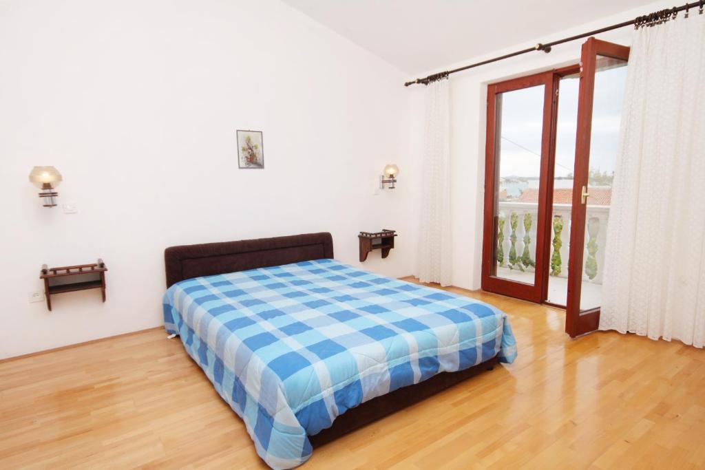 sypialnia z łóżkiem i dużym oknem w obiekcie Apartments by the sea Vrsi - Mulo, Zadar - 5791 w mieście Vrsi