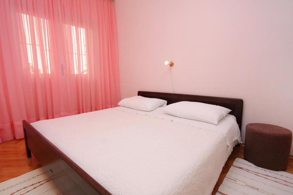 Posteľ alebo postele v izbe v ubytovaní Apartments with a parking space Stari Grad, Hvar - 5730
