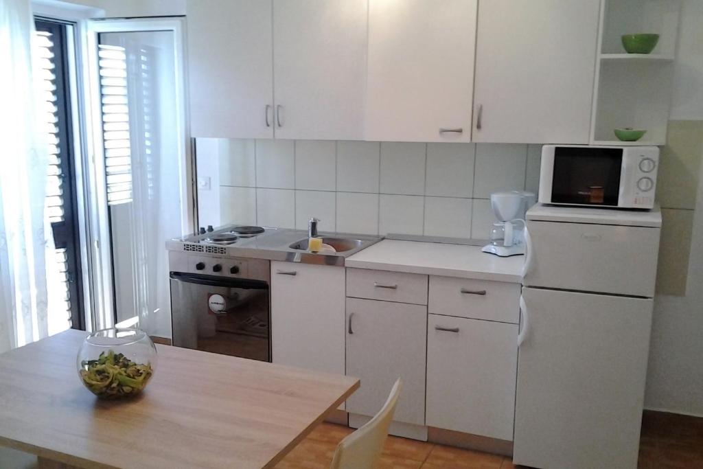 Kuchyňa alebo kuchynka v ubytovaní Apartments with a parking space Stari Grad, Hvar - 5730
