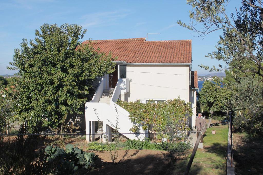 ein weißes Haus mit rotem Dach in der Unterkunft Apartments by the sea Tkon, Pasman - 5840 in Tkon