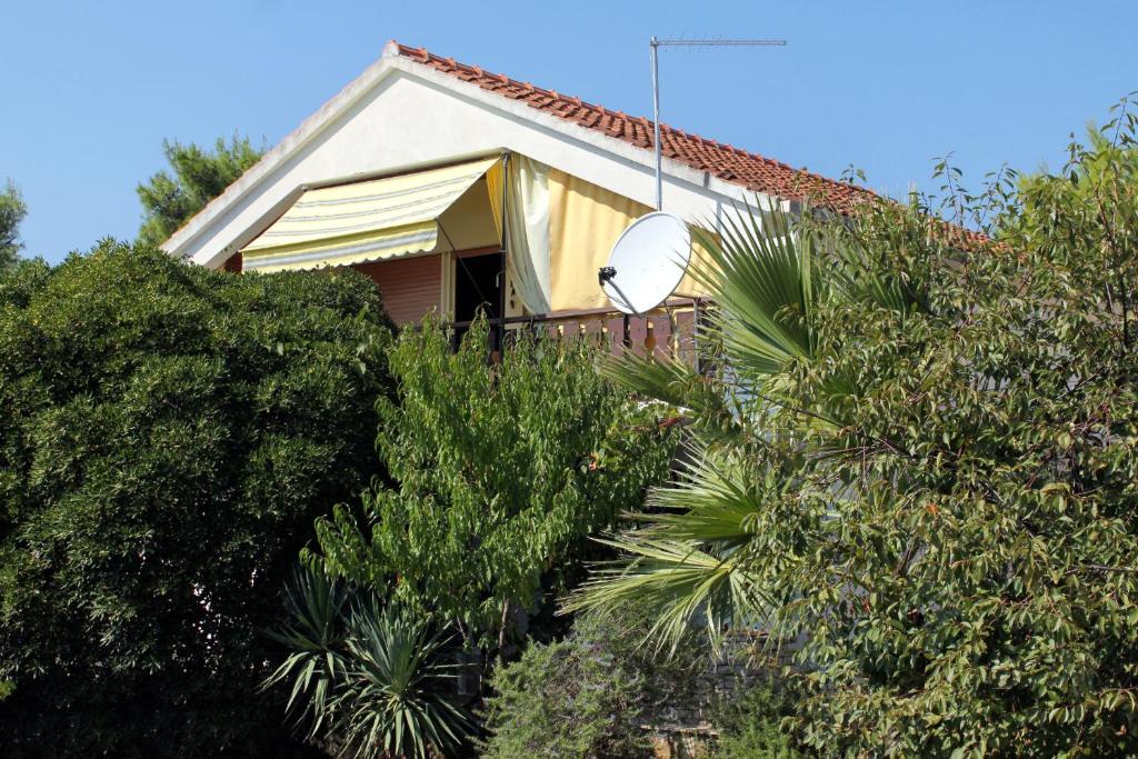 Vonkajšia záhrada v ubytovaní Apartments by the sea Basina, Hvar - 5700
