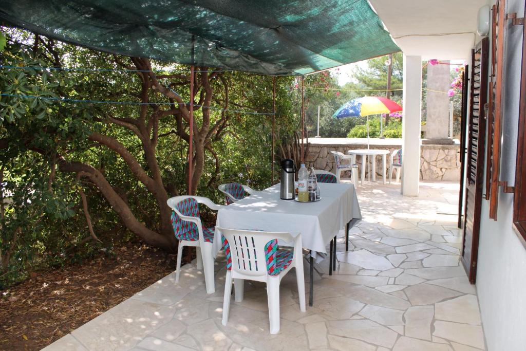 Vonkajšia záhrada v ubytovaní Apartments by the sea Basina, Hvar - 5700