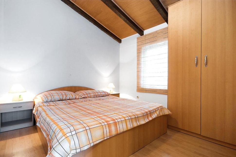 Postel nebo postele na pokoji v ubytov&aacute;n&iacute; Apartments and rooms with a swimming pool Sukosan, Zadar - 5906