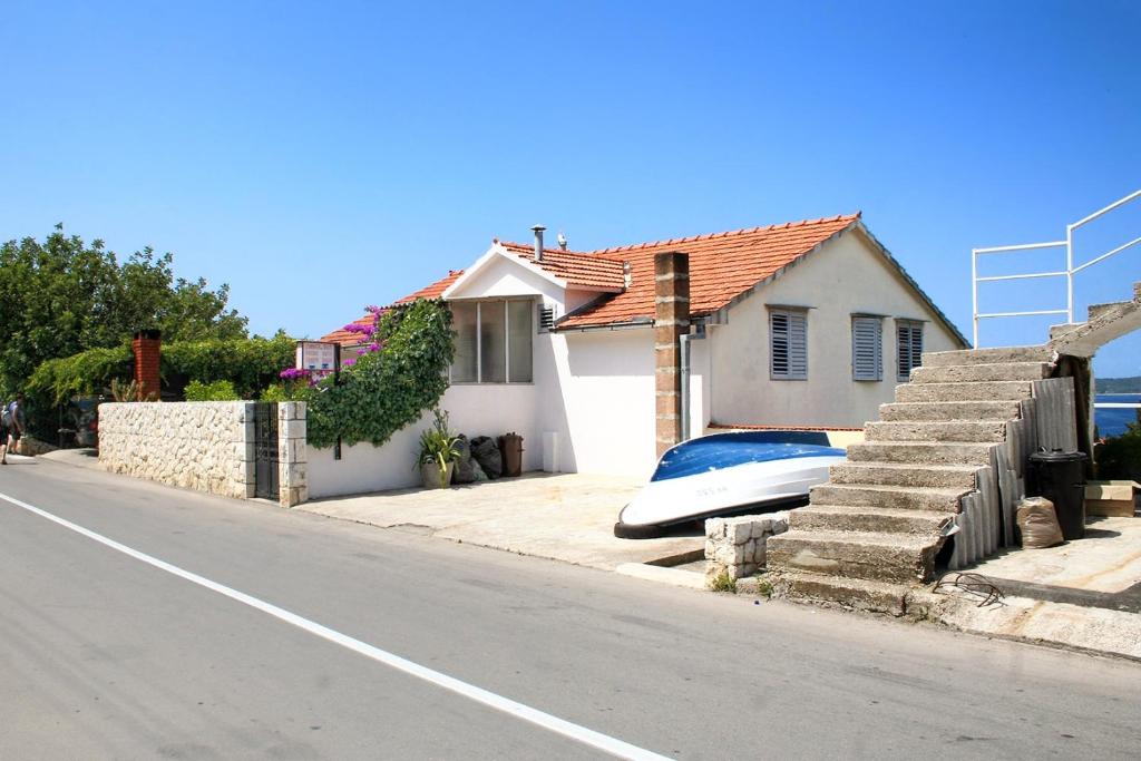 samochód zaparkowany przed domem w obiekcie Apartments and rooms with parking space Hvar - 4613 w Hvarze