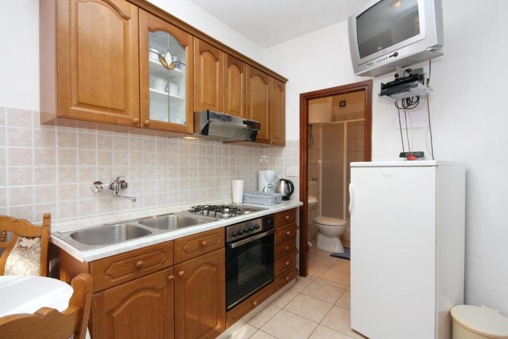 Kuchyňa alebo kuchynka v ubytovaní Apartments by the sea Biograd na Moru, Biograd - 5845