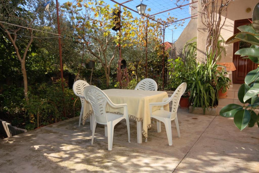 Vonkajšia záhrada v ubytovaní Apartments by the sea Biograd na Moru, Biograd - 5845