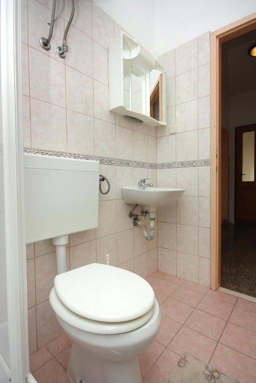 Kúpeľňa v ubytovaní Apartment Biograd na Moru 5899c