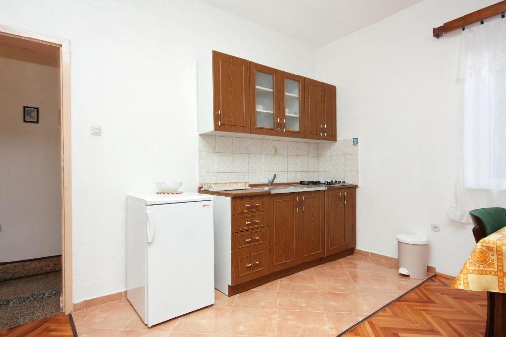 Kuchyňa alebo kuchynka v ubytovaní Apartment Biograd na Moru 5899c
