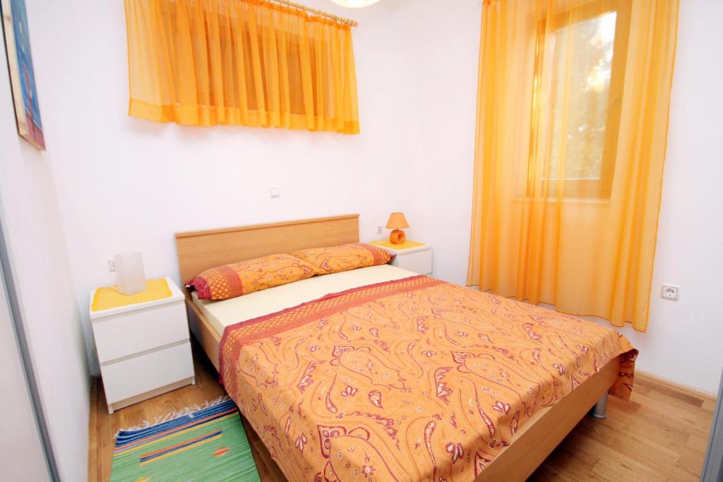 Posteľ alebo postele v izbe v ubytovaní Apartments with a parking space Sabunike, Zadar - 5745