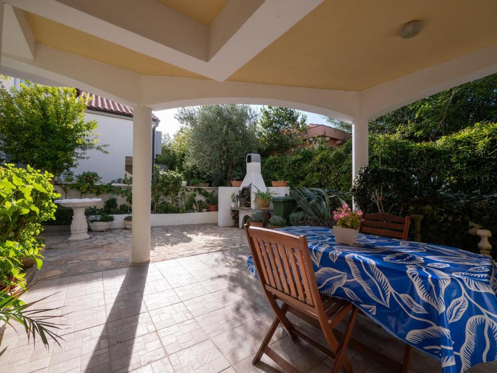 Ogród w obiekcie Apartments by the sea Nin, Zadar - 5838
