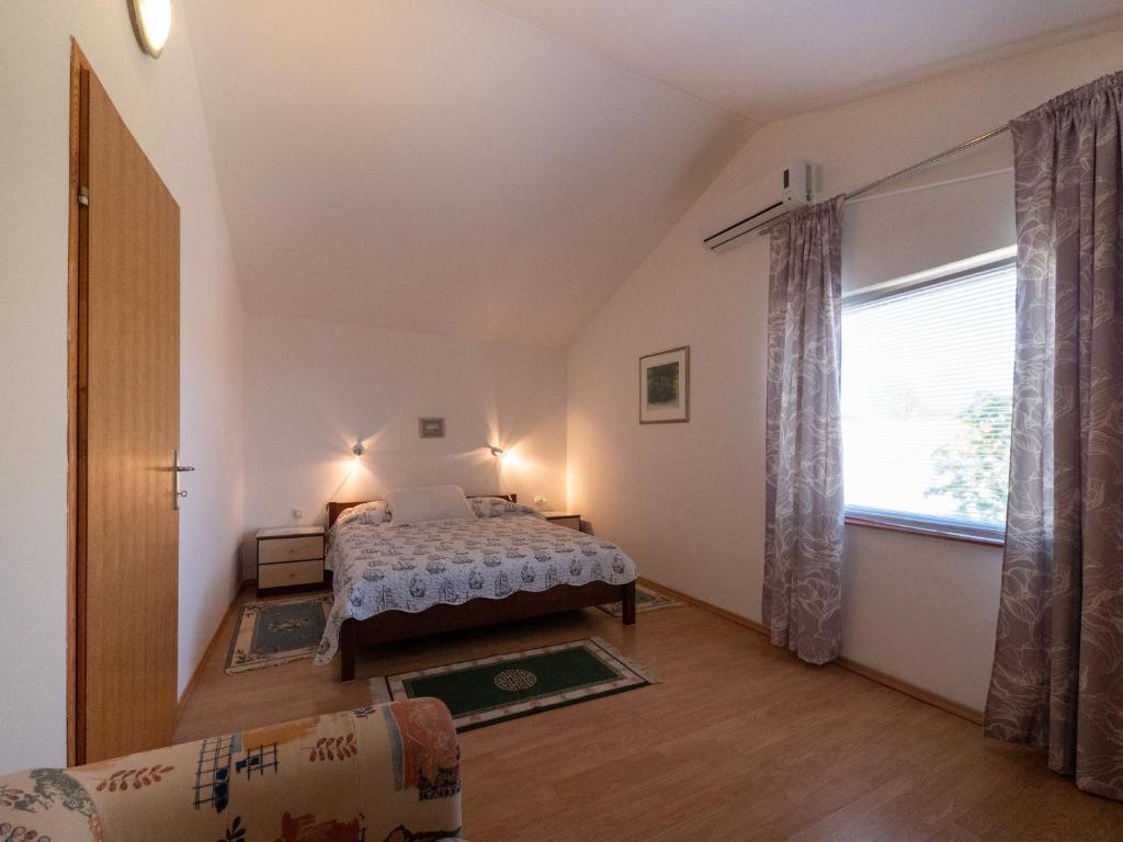 sypialnia z łóżkiem i dużym oknem w obiekcie Apartments by the sea Nin, Zadar - 5838 w Nin