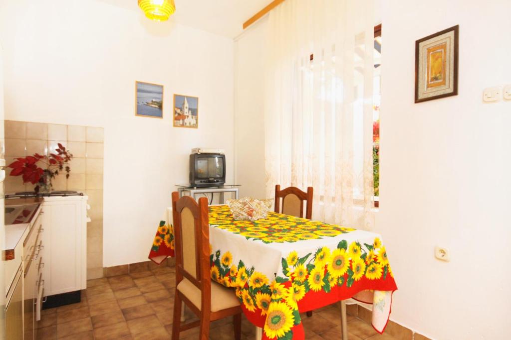 Kuchyňa alebo kuchynka v ubytovaní Apartments with parking spaces Sukosan, Zadar - 5777