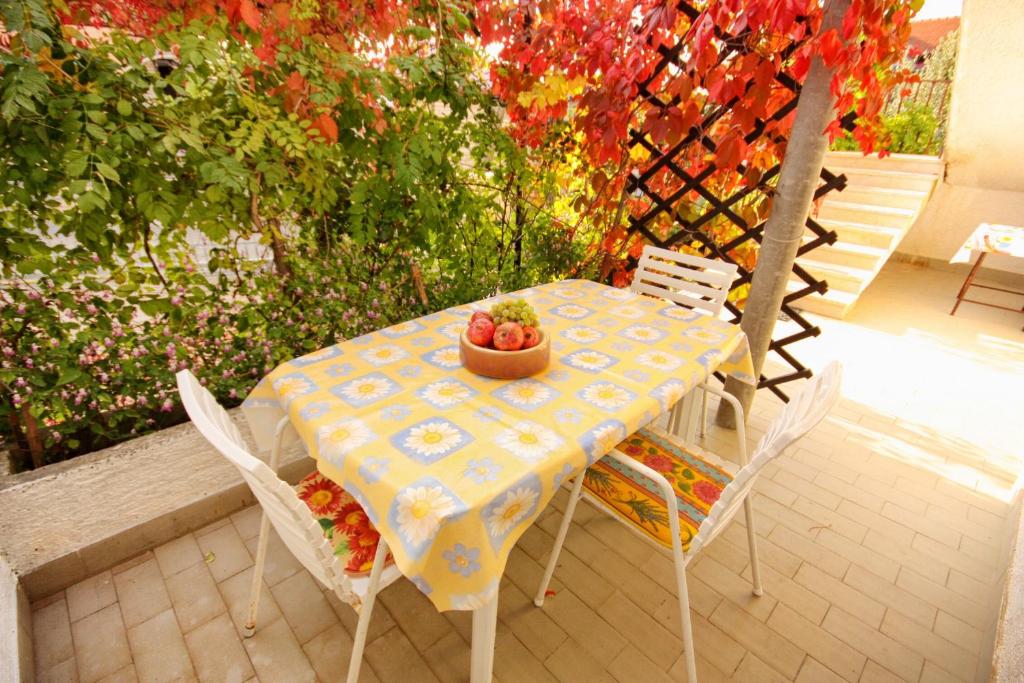 Vonkajšia záhrada v ubytovaní Apartments with parking spaces Sukosan, Zadar - 5777